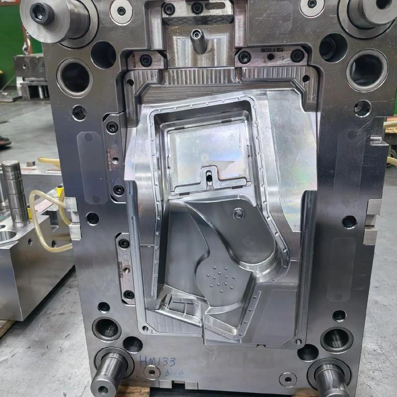 Ứng dụng chèn khuôn phun